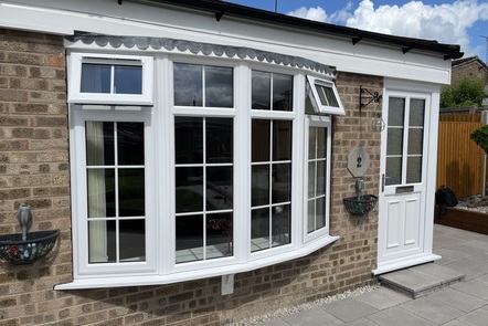 White PVCu Bow Bay, 